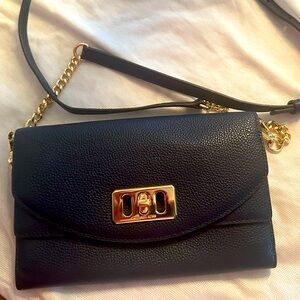 Crossbody purse with adjustable gold strap!